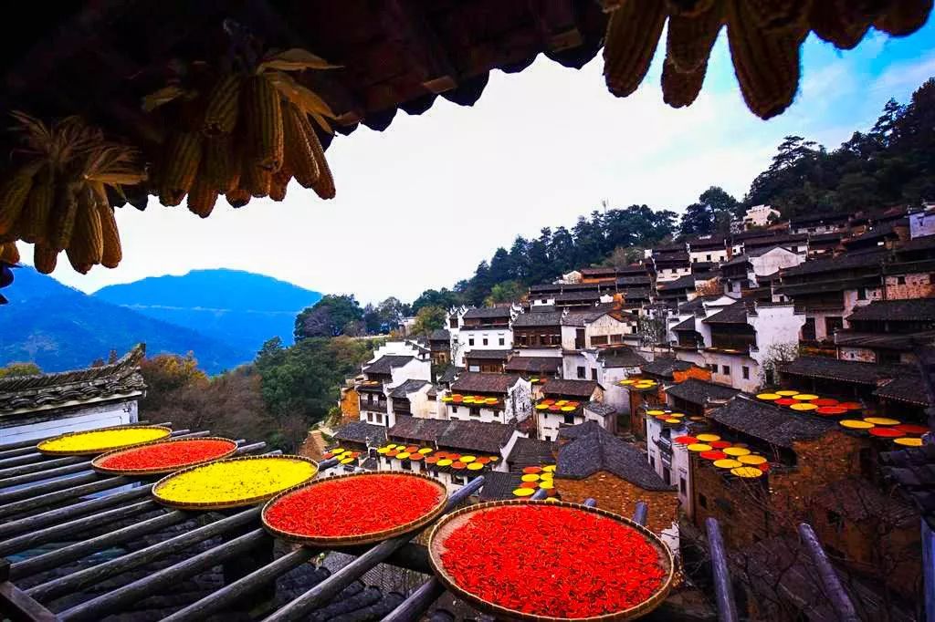 江西山水间，传统服饰演绎深远目光